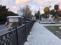 На Пионерском проспекте устанавливают новое ограждение