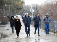 Глава Анапы проверил установку новых фонарей на Набережной
