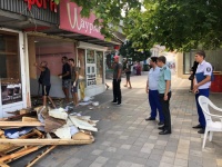 В Анапе снесли нелегальную точку питания-Шаурма