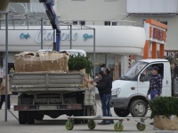 На Театральной площади разбирают главную елку Анапы