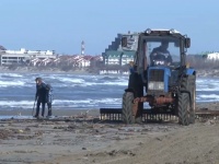 Пляжи Анапы очищают от массового выброса мусора
