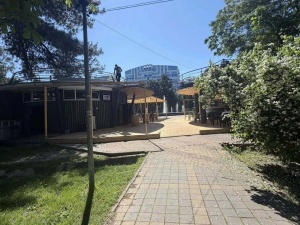 В Анапе начали сносить незаконные пристройки к кафе на Крепостной