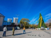 На Театральной площади  в Анапе установили новогоднюю елку